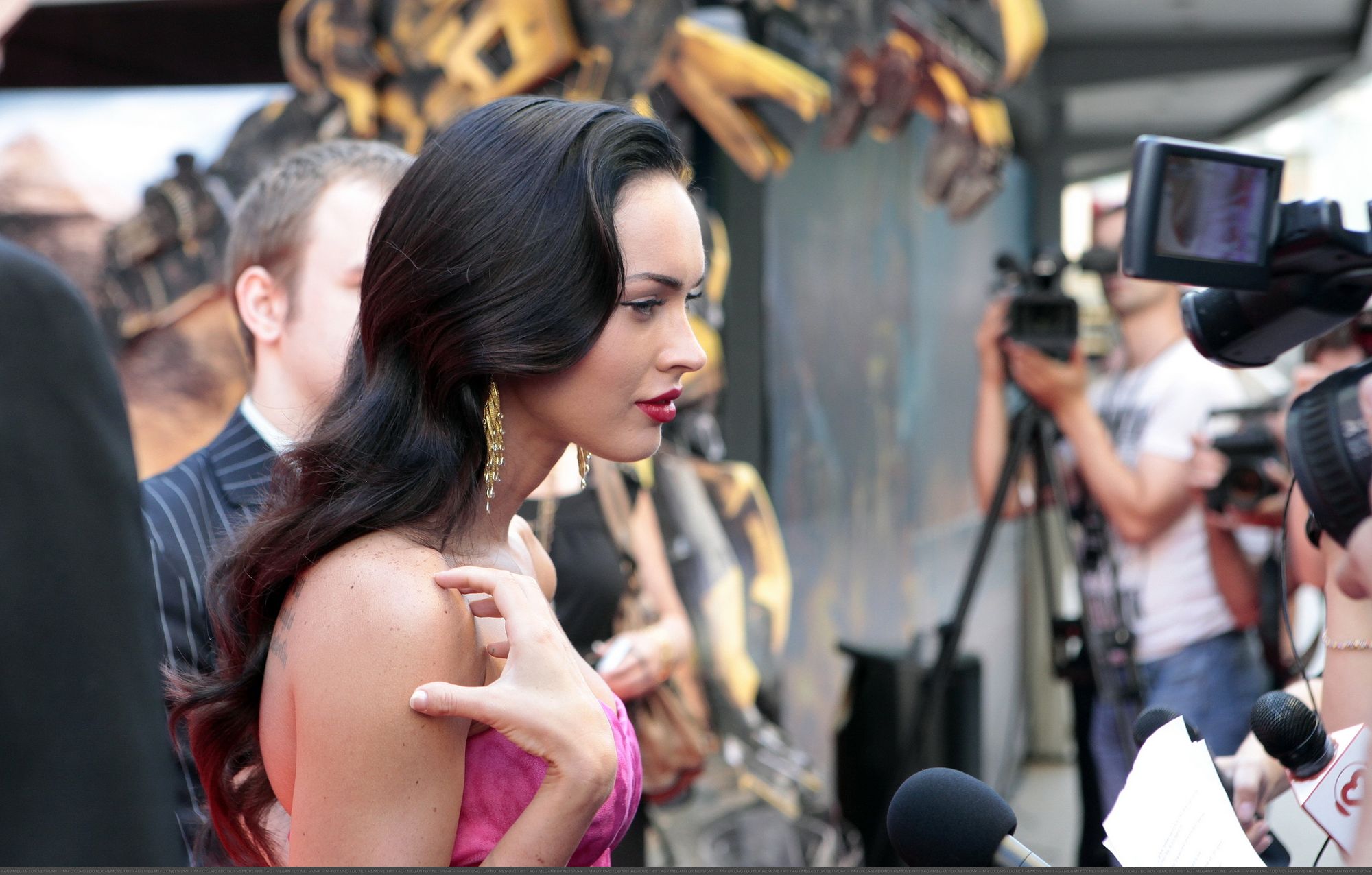44697_celeb-city_org-The_Elder-Megan_Fox_2009-06-16_-_premiere_of_Transformers_2_in_Moscow_7124_122_563lo.jpg 44697_celeb-city_org-The_Elder-Megan_Fox_2009-06-16_-_premiere_of_Transformers_2_in_Moscow_7124_122_563lo.jpg