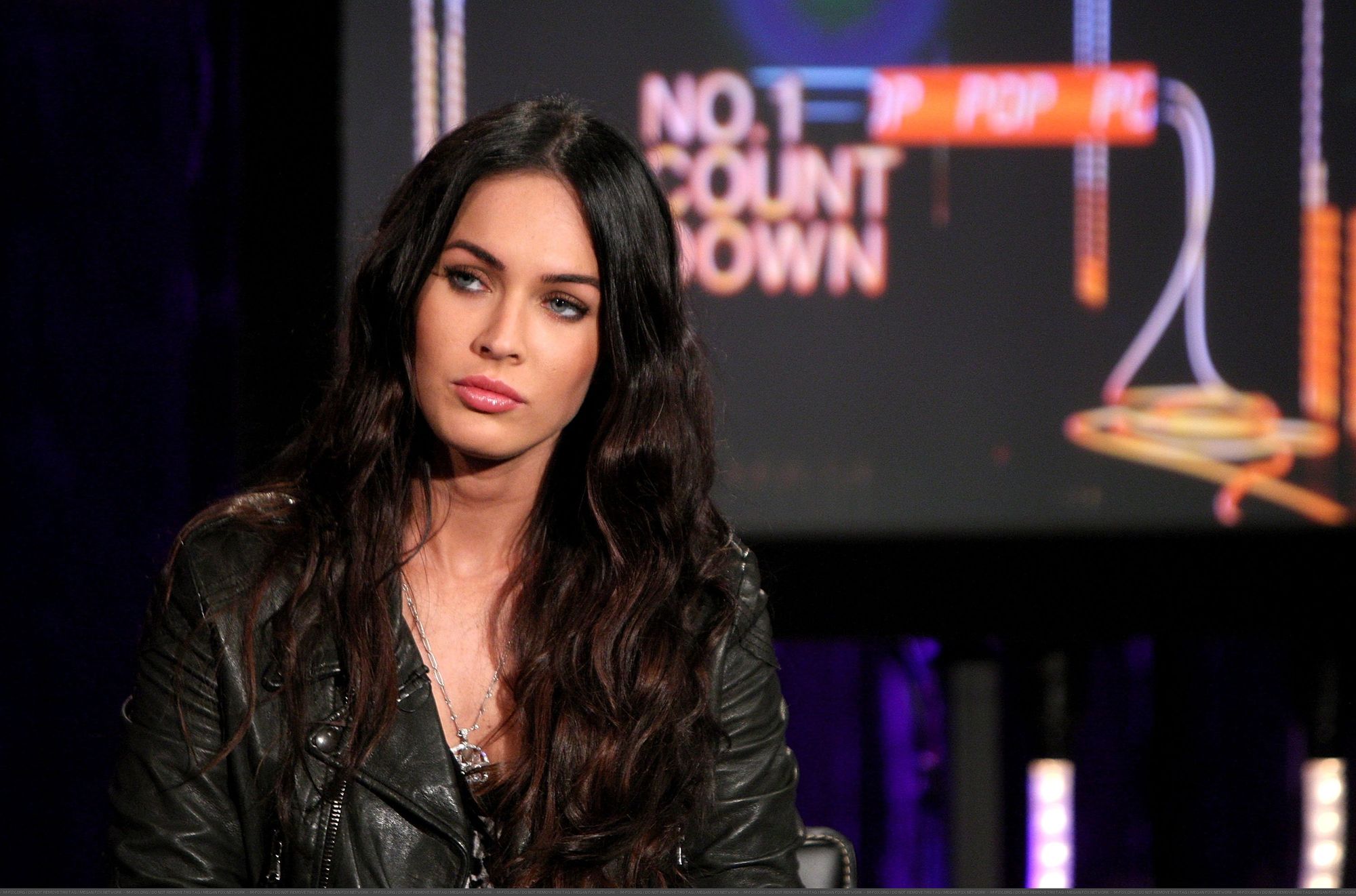 53419-megan-fox-visits-fuse5s-no-1-countdown-1-cou.jpg