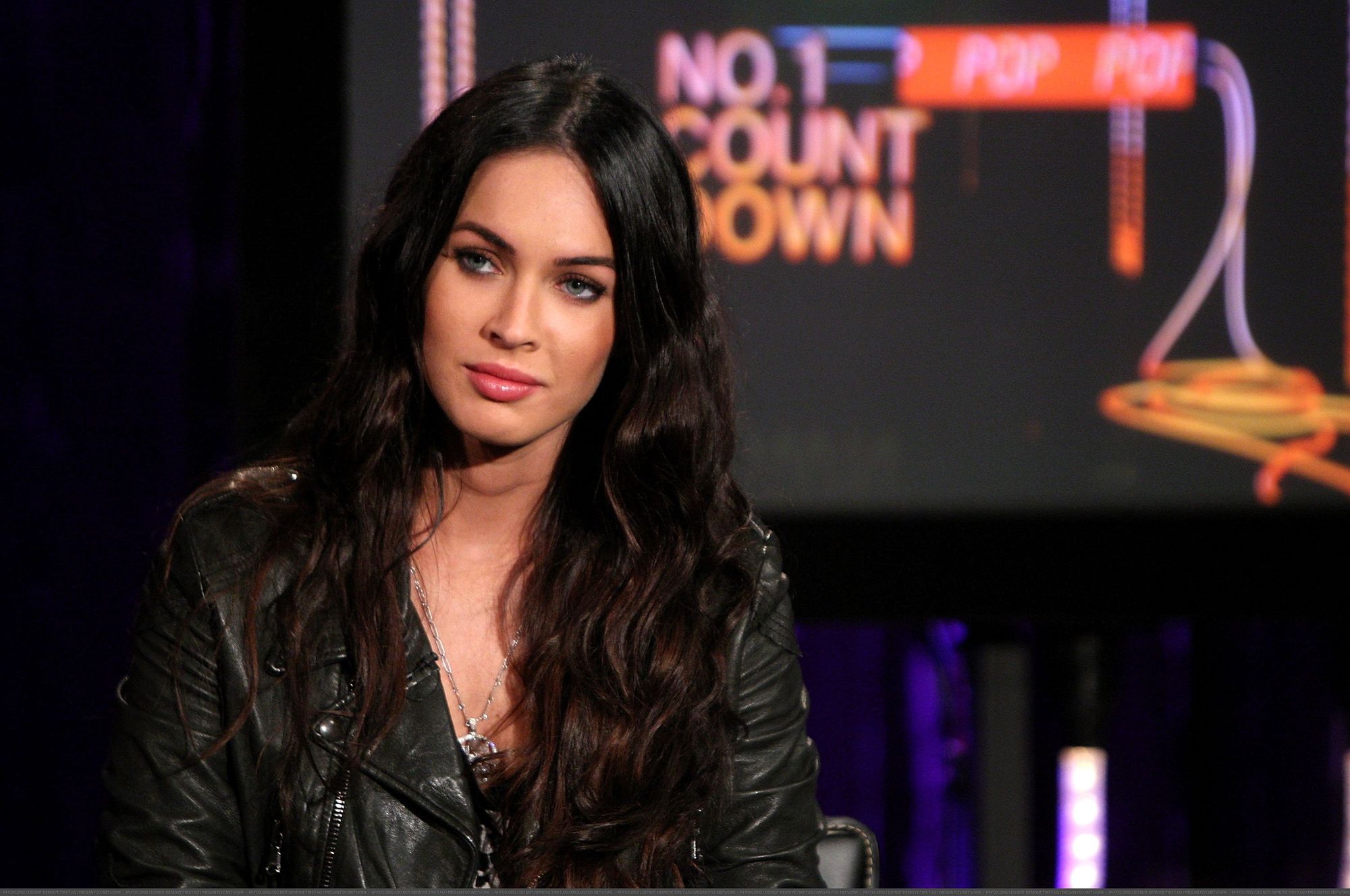 54490-megan-fox-visits-fuse5s-no-1-countdown-1-cou.jpg