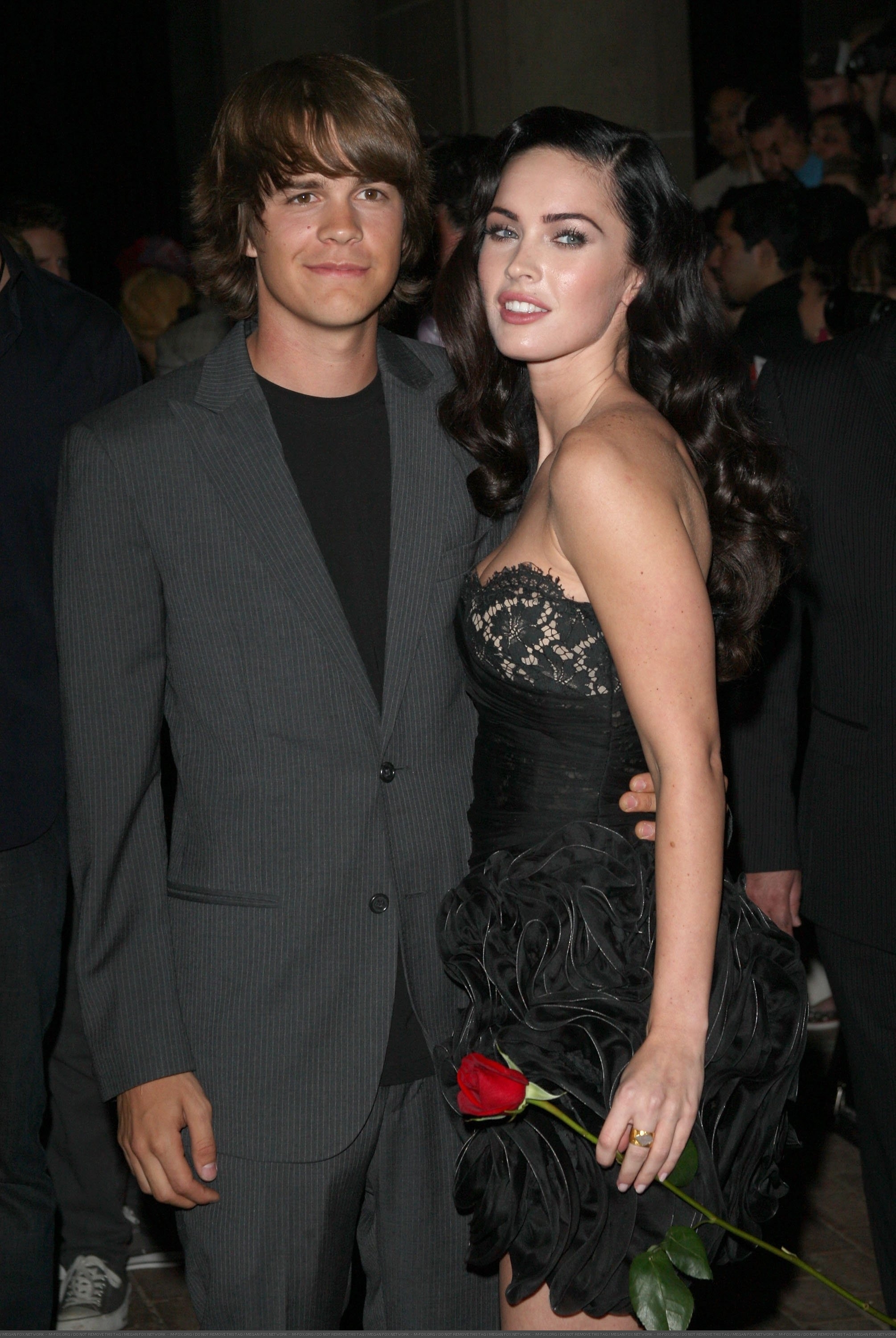 69057_Celebutopia-Megan_Fox-Jennifer7s_Body_Premiere_during_2009_Toronto_International_Film_Festival-16_122_377lo.jpg