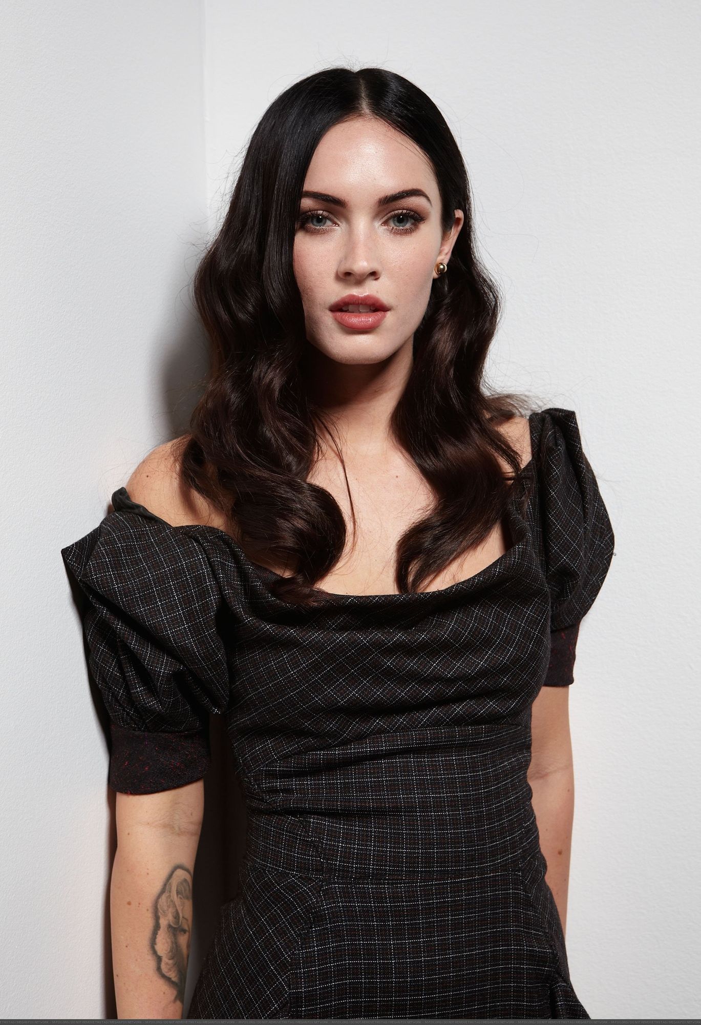 54819_Celebutopia-Megan_Fox-Jennifer88s_Body_Portraits_2009_Toronto_International_Film_Festival-11_122_207lo.jpg