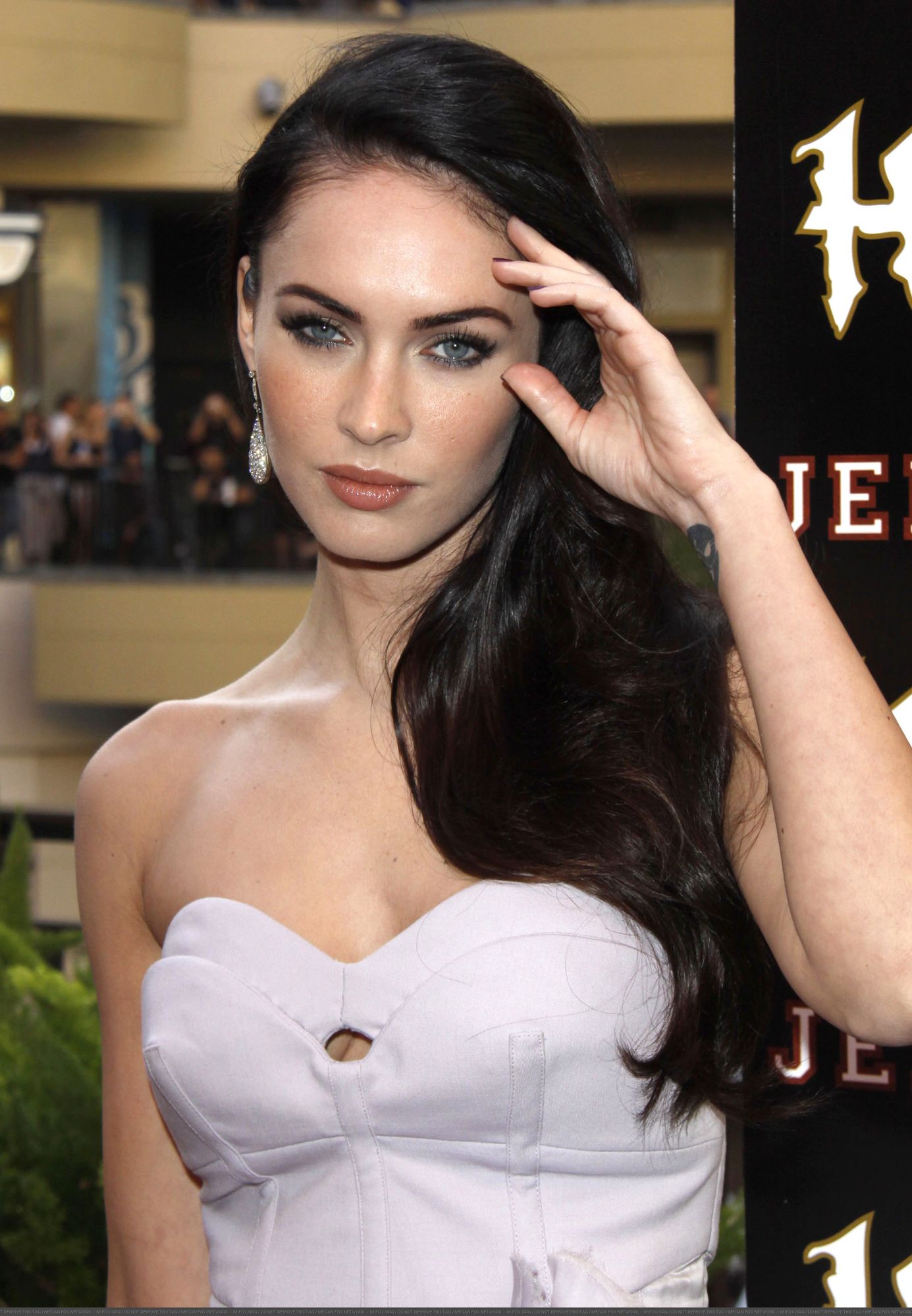32982_Megan_Fox_attends_the_Jennifers_Body_Fan_Event_at_Hollywood_and_Highland_-_September_16_2009_4194__122_108lo.jpg