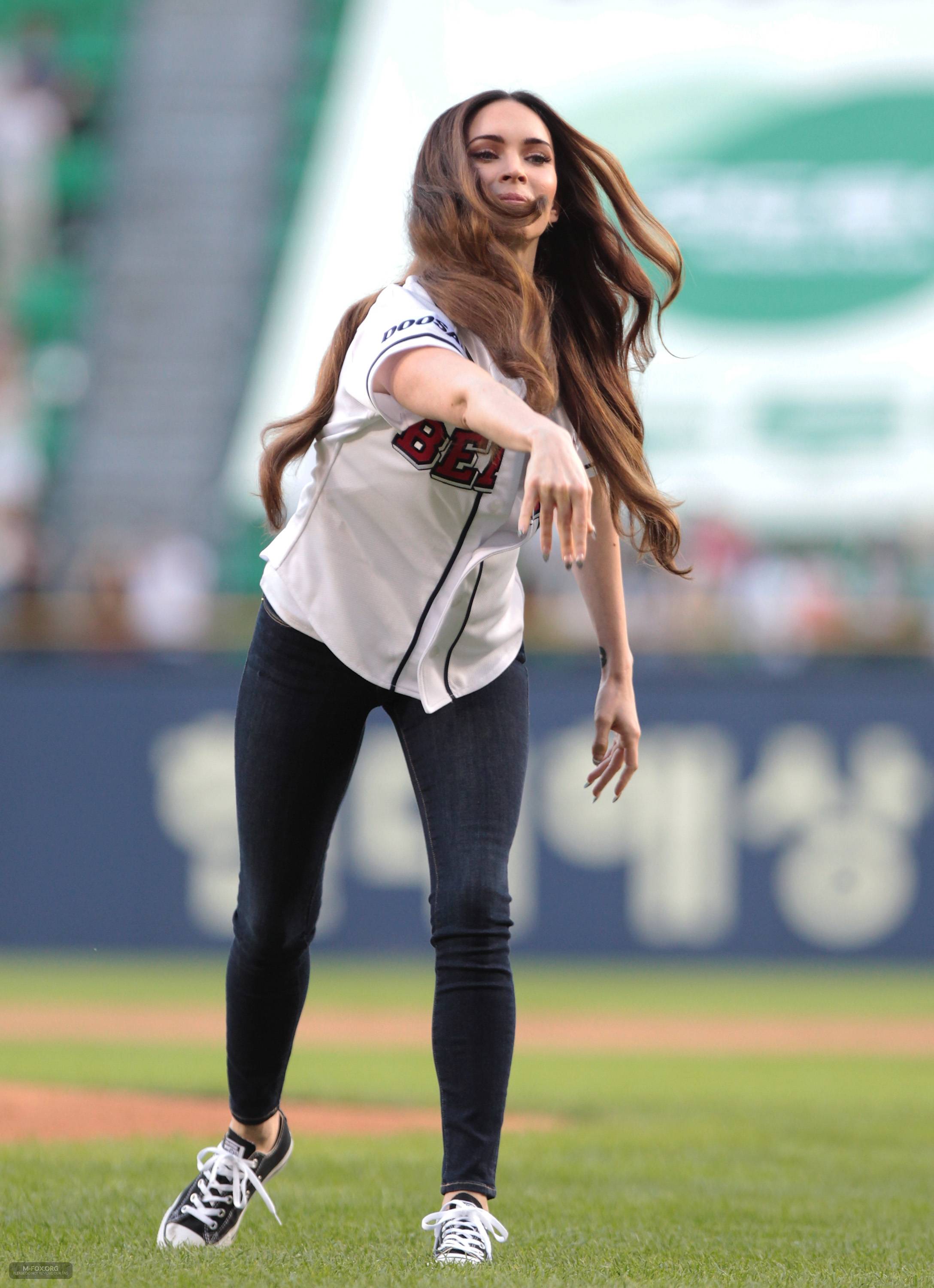 Megan_Fox_Throws_The_First_Pitch_In_Seoul082714004.jpg Megan_Fox_Throws_The_First_Pitch_In_Seoul082714004.jpg
