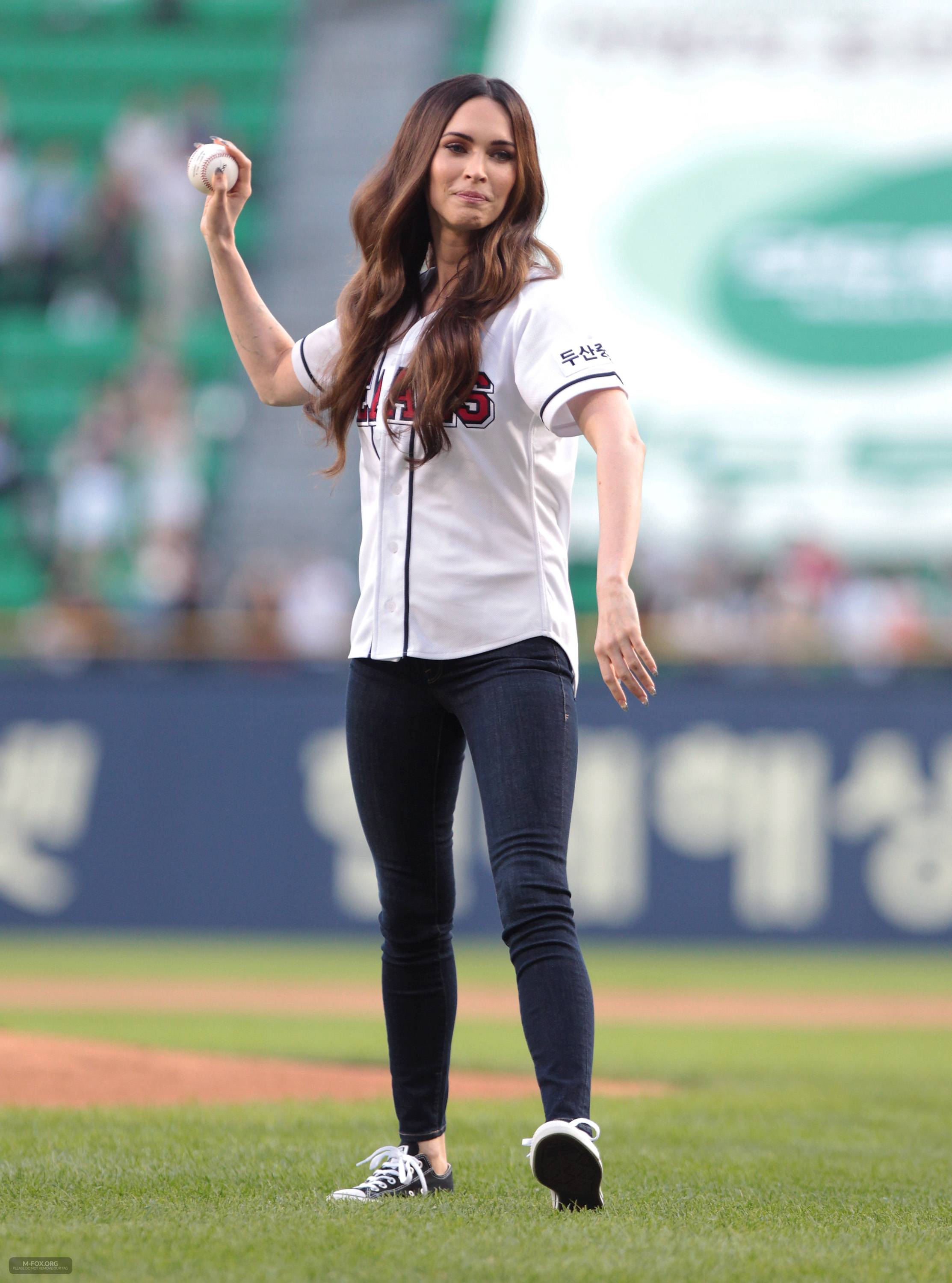 Megan_Fox_Throws_The_First_Pitch_In_Seoul082714006.jpg Megan_Fox_Throws_The_First_Pitch_In_Seoul082714006.jpg