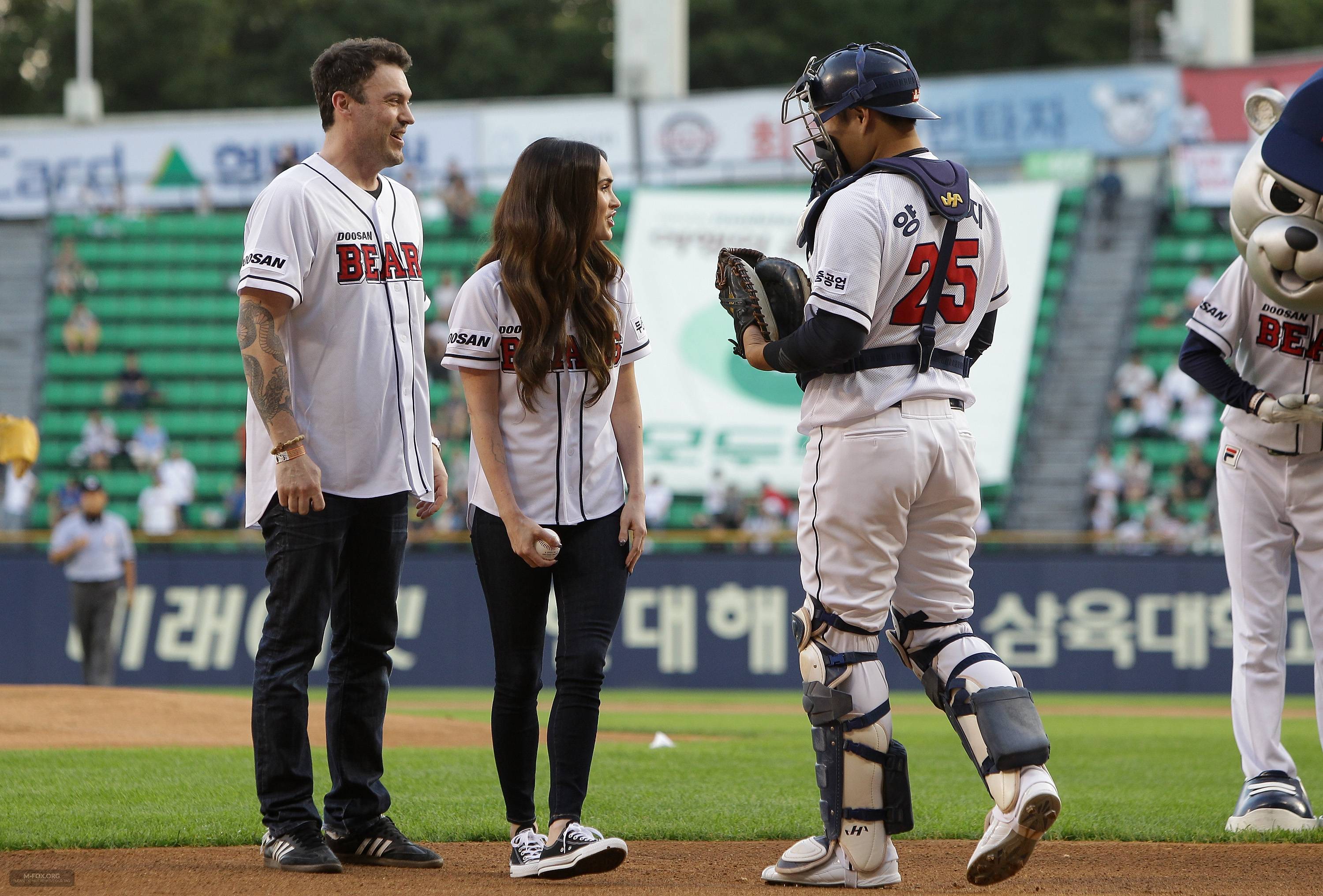Megan_Fox_Throws_The_First_Pitch_In_Seoul082714009.jpg Megan_Fox_Throws_The_First_Pitch_In_Seoul082714009.jpg