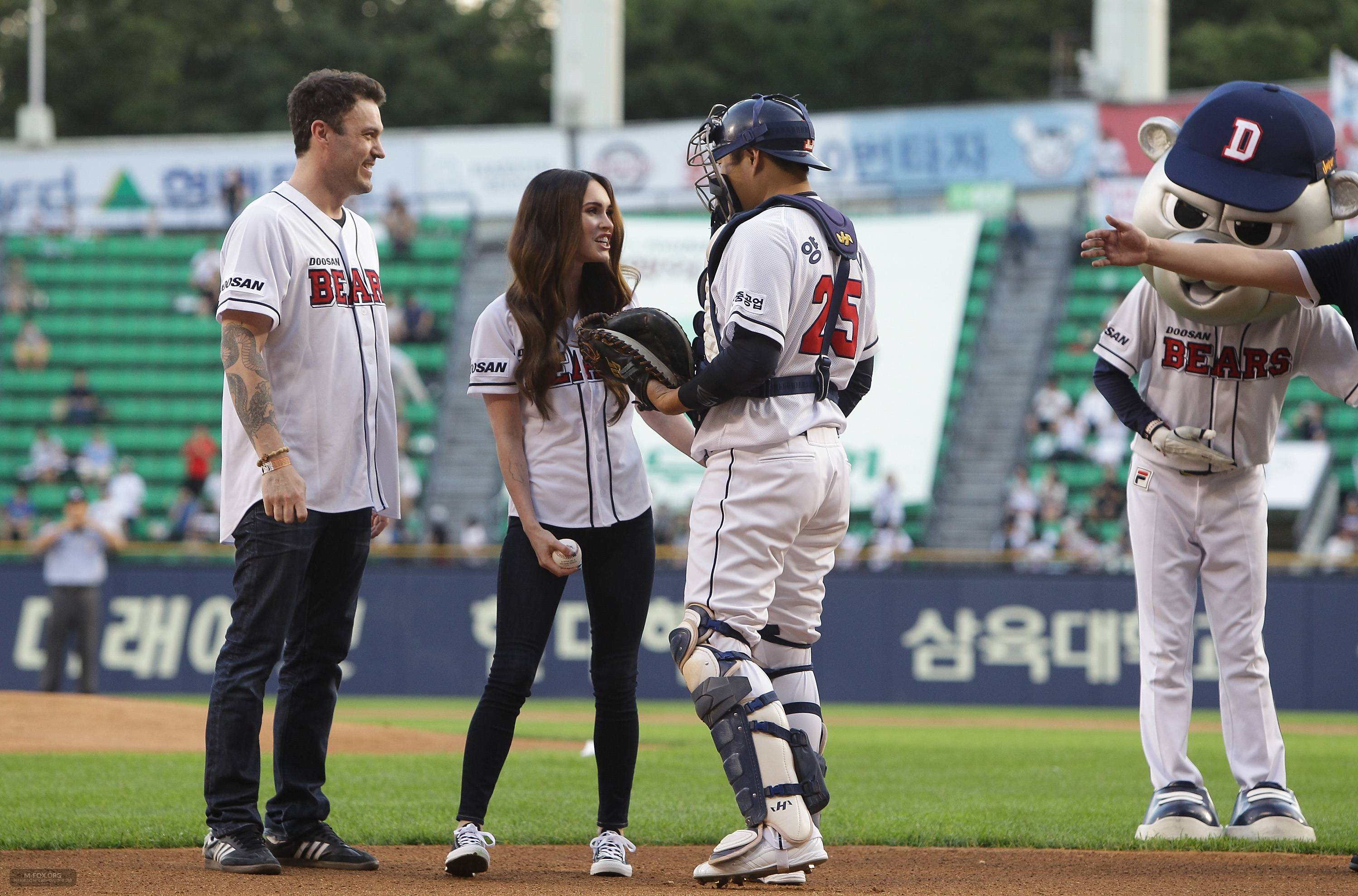 Megan_Fox_Throws_The_First_Pitch_In_Seoul082714010.jpg Megan_Fox_Throws_The_First_Pitch_In_Seoul082714010.jpg