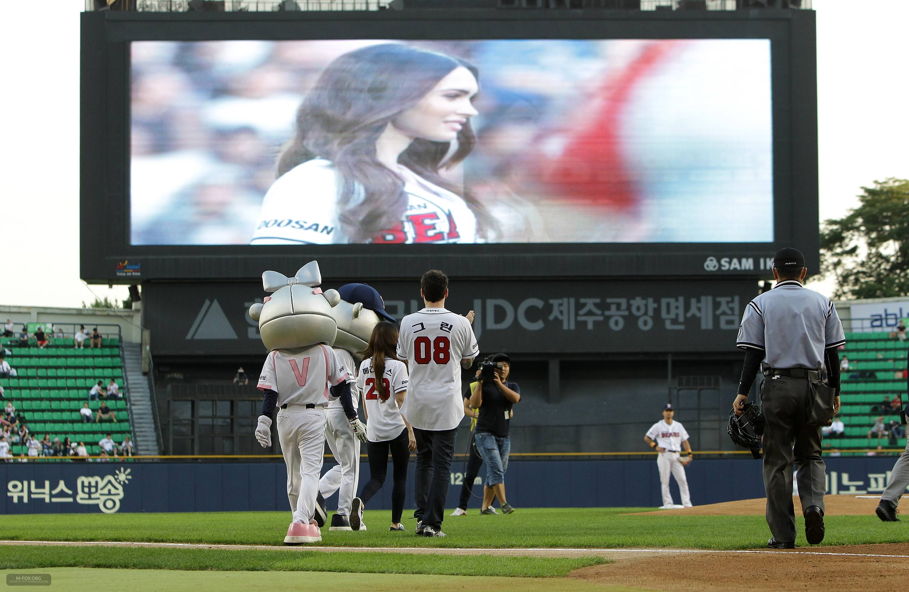 Megan_Fox_Throws_The_First_Pitch_In_Seoul082714011.jpg Megan_Fox_Throws_The_First_Pitch_In_Seoul082714011.jpg