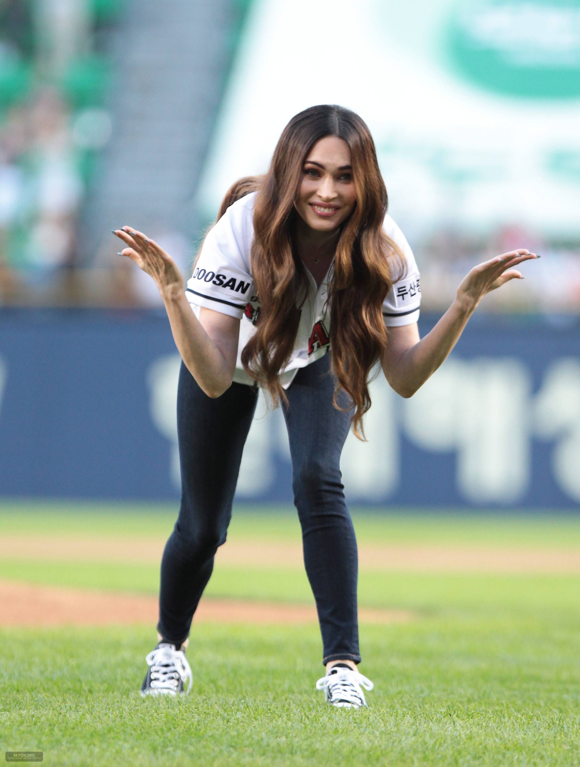 Megan_Fox_Throws_The_First_Pitch_In_Seoul082714012.jpg Megan_Fox_Throws_The_First_Pitch_In_Seoul082714012.jpg
