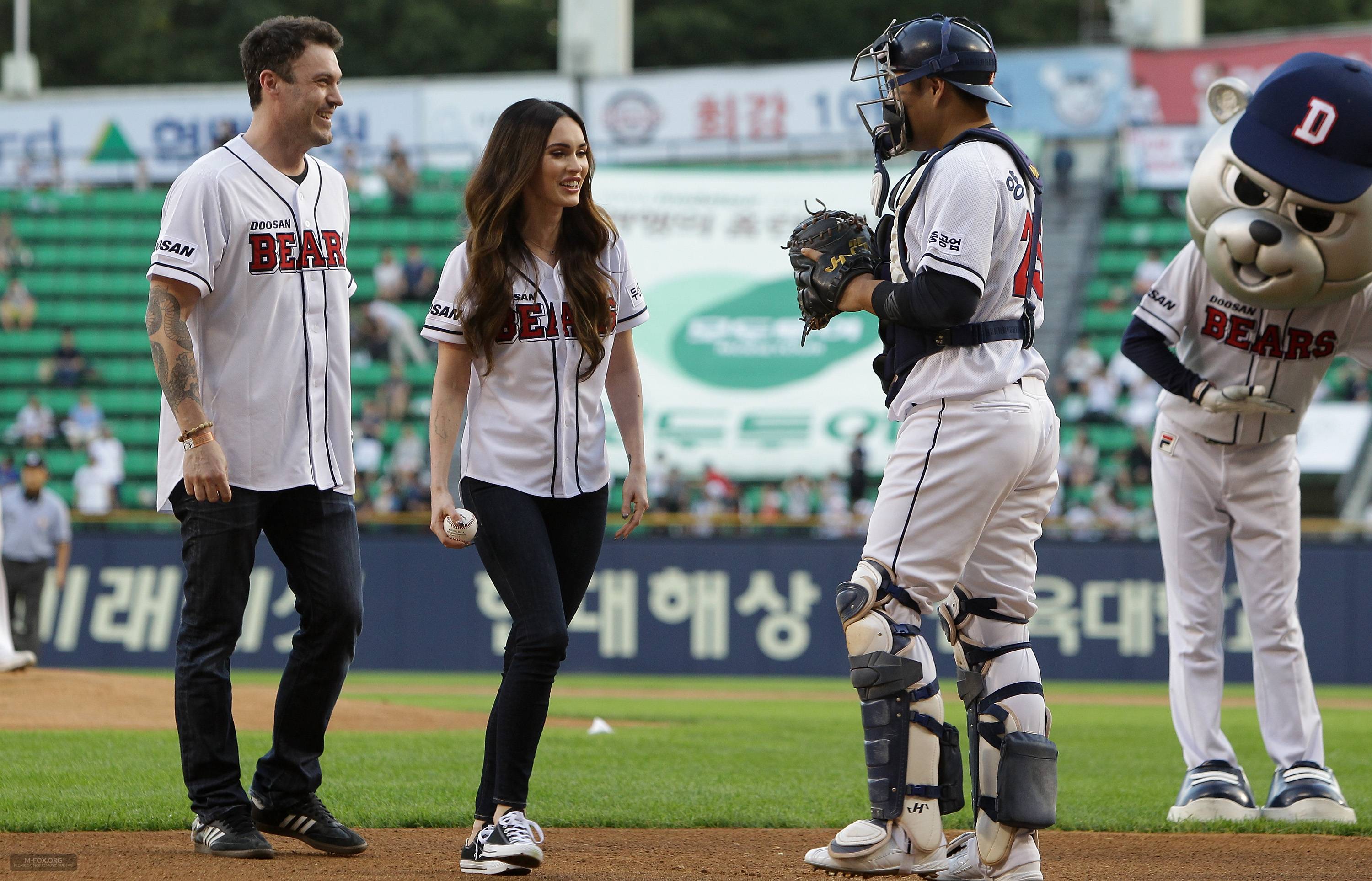 Megan_Fox_Throws_The_First_Pitch_In_Seoul082714013.jpg