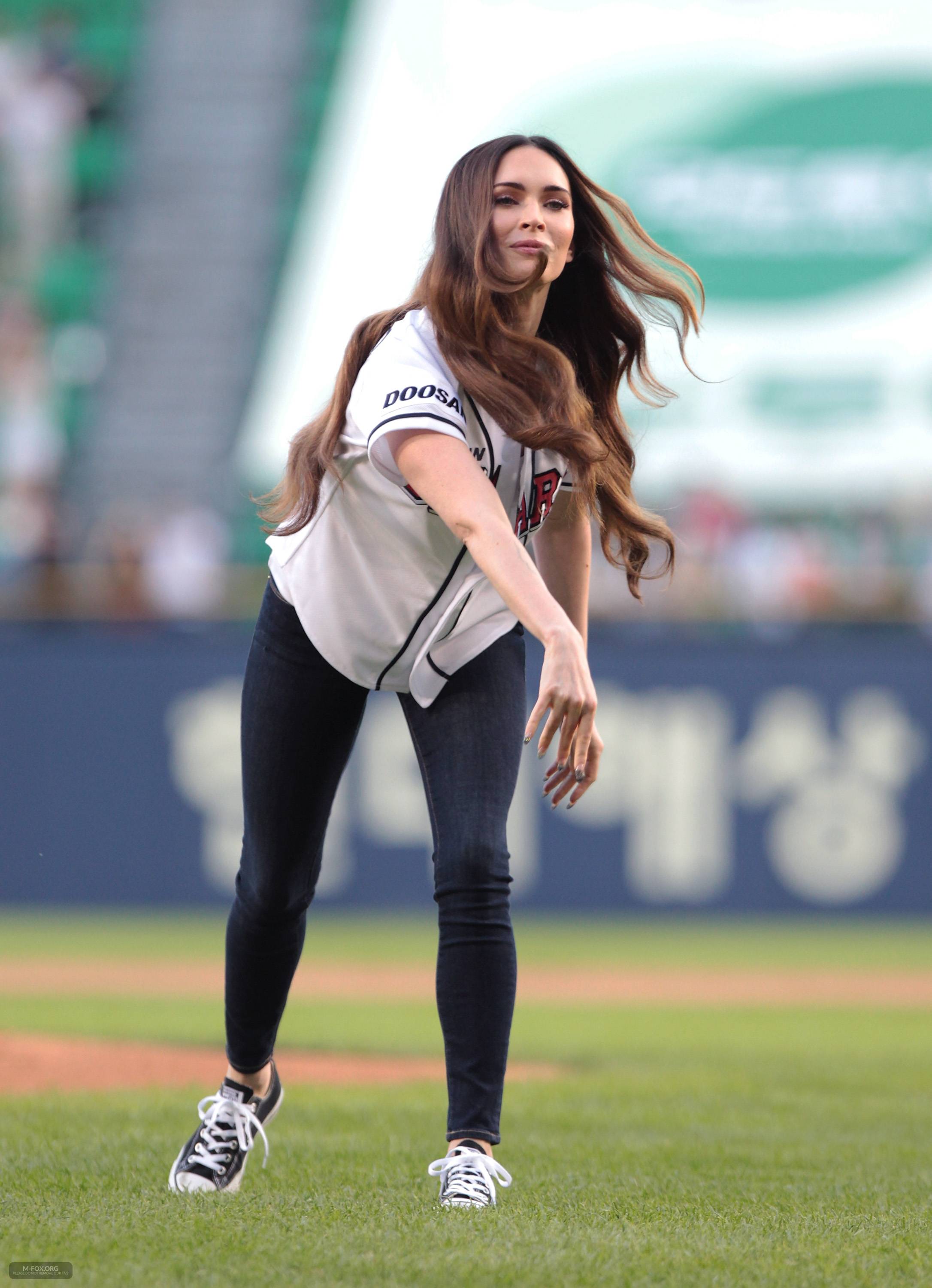 Megan_Fox_Throws_The_First_Pitch_In_Seoul082714017.jpg Megan_Fox_Throws_The_First_Pitch_In_Seoul082714017.jpg