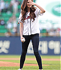 Megan_Fox_Throws_The_First_Pitch_In_Seoul082714008.jpg